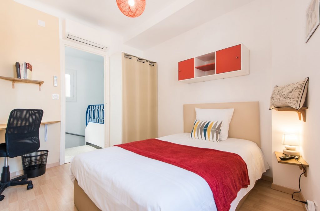 perpignancityroom-thuesneuf-chambre-rouge-penderie-1