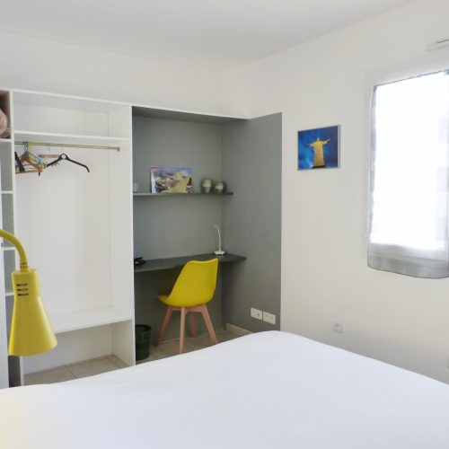 Sweet Estagel-chambre-blanc-gris-bureau1
