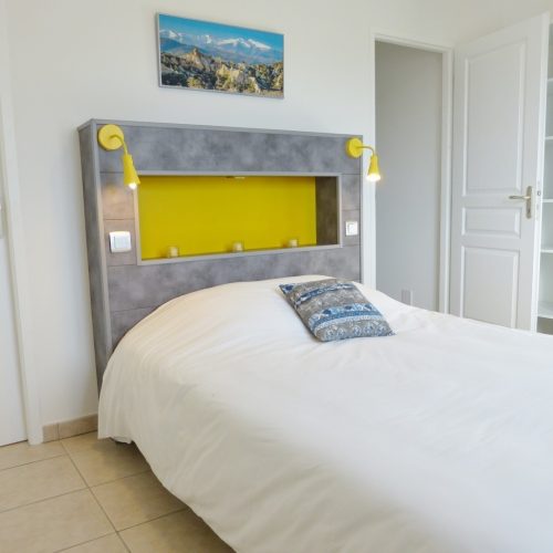 Sweet Estagel-chambre-blanc-gris