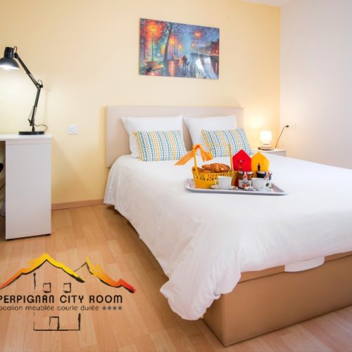 perpignancityroom-thuesneuf-chambre-jaune-lit-blanc-bureau2022