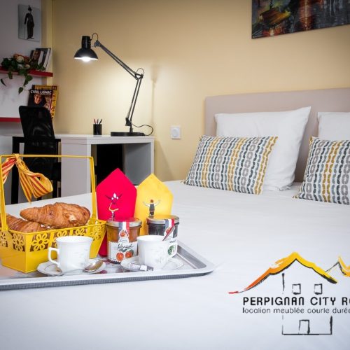 perpignancityroom-thuesneuf-chambre-jaune-lit-plateau-petit-dejeuner2022
