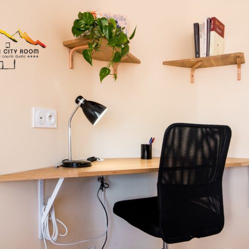 perpignancityroom-thuesneuf-chambre-rouge-bureau-fleur2022